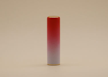 De Lippenstiftbuis die van de gradiëntkleur Rood Roze verpakken aan Witte Saaie Poolse Eenvoudige Betekenis