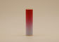 De Lippenstiftbuis die van de gradiëntkleur Rood Roze verpakken aan Witte Saaie Poolse Eenvoudige Betekenis