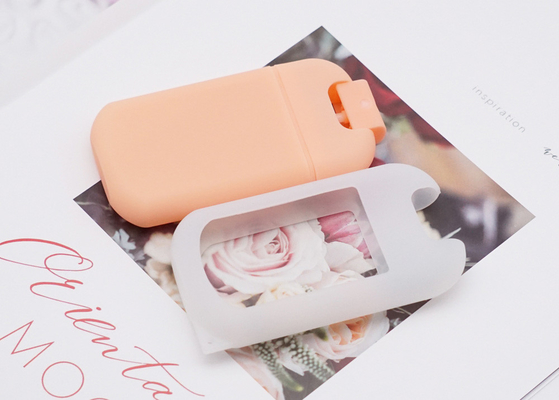 De plastic Oranje Verstuiver van de Parfumnevel met RubbergevalCreditcard